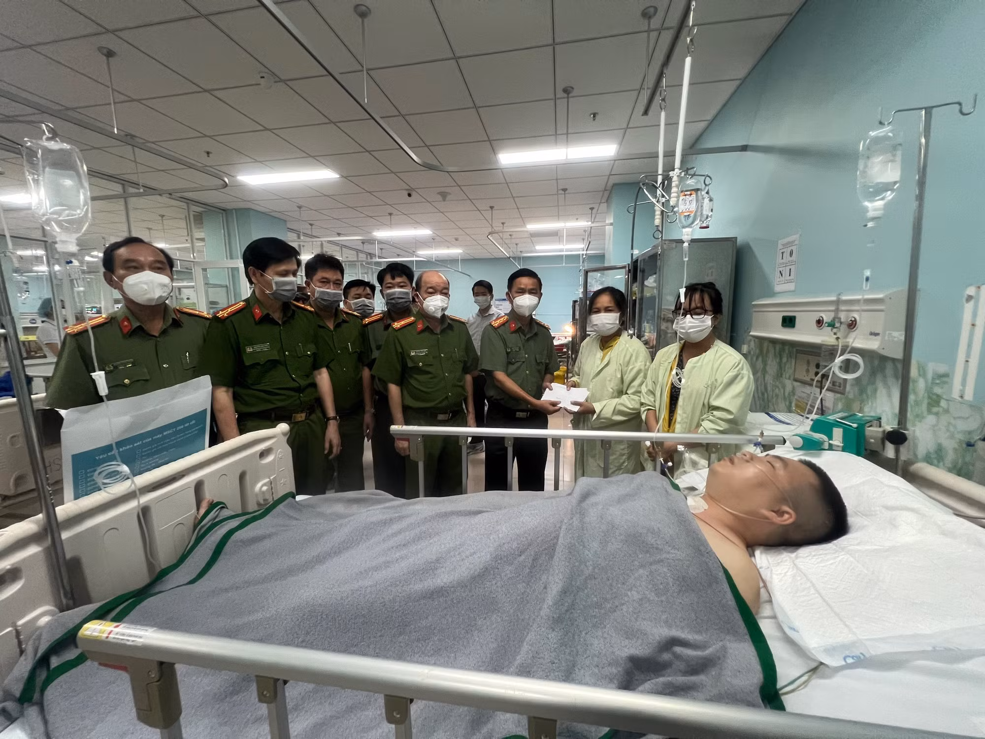 Phó trưởng Công an phường bị đâm trong thương khi làm nhiệm vụ -0