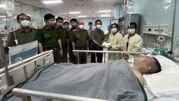 Phó trưởng Công an phường bị đâm trọng thương khi làm nhiệm vụ