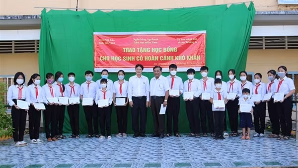 Agribank trao 100 suất học bổng cho học sinh tỉnh Trà Vinh