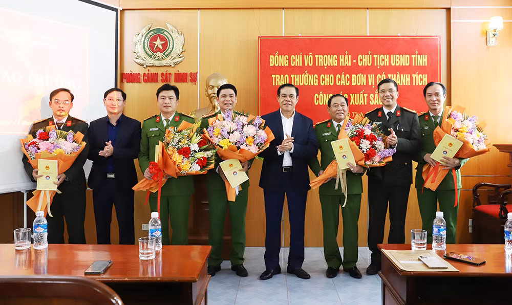 Trao thưởng cho các lực lượng có thành tích xuất sắc trong đấu tranh phòng, chống tội phạm -0