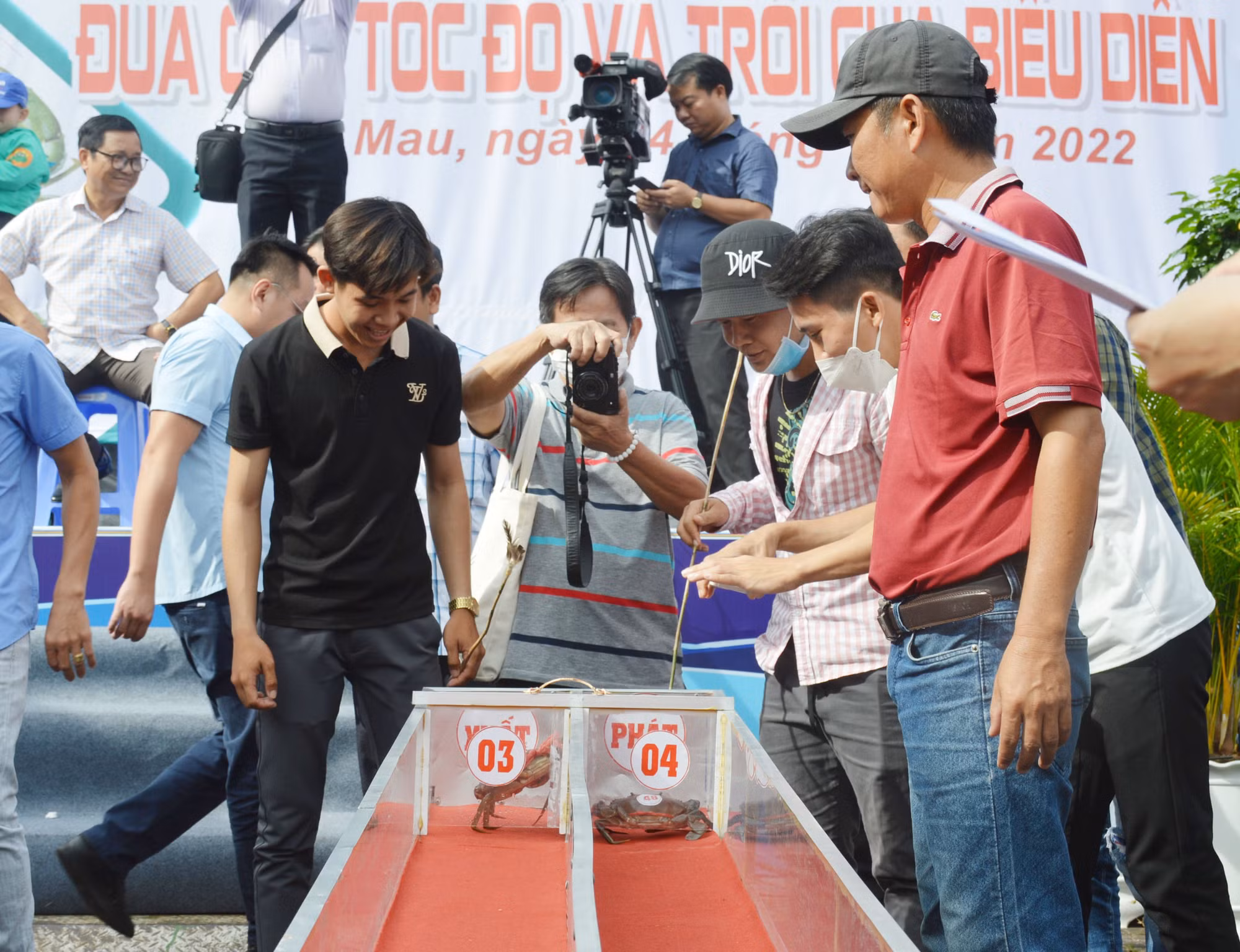 Độc đáo đua cua lần đầu tiên ở Cà Mau -0