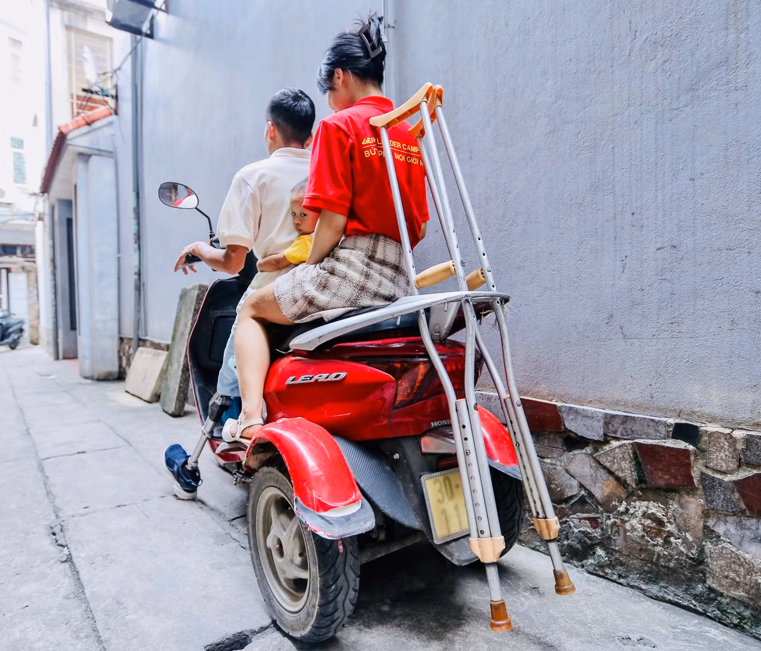Chuyện về gia đình 3 người 4 chân -0