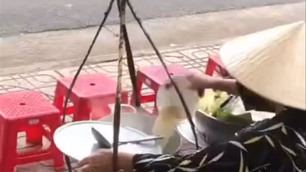 Vụ đổ thức ăn thừa vào nồi để bán lại cho khách: UBND phường báo cáo không thể xử lý