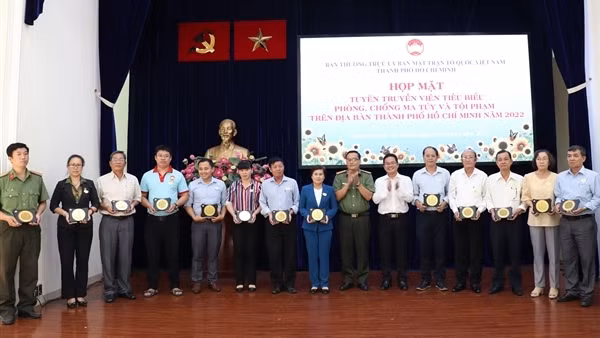 Biểu dương 48 tuyên truyền viên tiêu biểu trong phòng chống ma túy và tội phạm