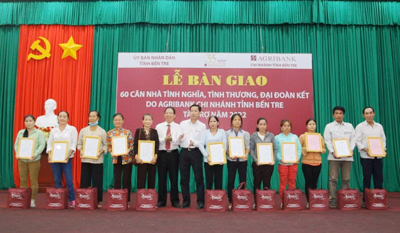 Agribank Bến Tre bàn giao 60 căn nhà an sinh xã hội -2