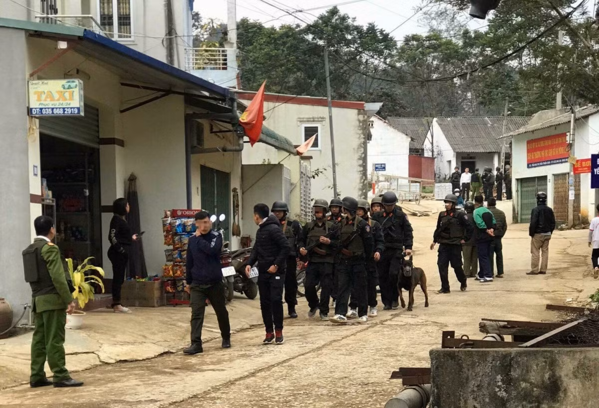 Truy bắt đối tượng vận chuyển 22 bánh heroin dùng súng chống trả lực lượng Công an -0