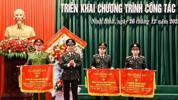 Xây dựng hình ảnh đẹp người Công an cách mạng trong lòng nhân dân