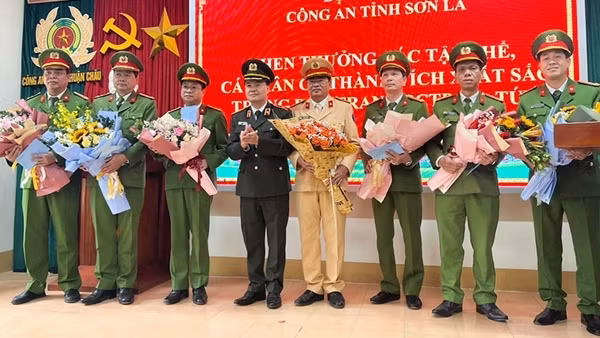 Khen thưởng Ban chuyên án bắt giữ đối tượng mang súng vận chuyển 22 bánh heroin