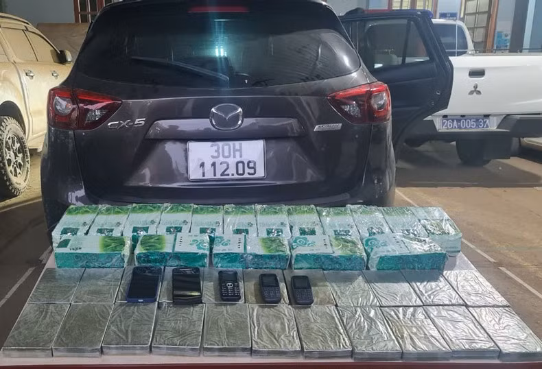 Truy bắt đối tượng vận chuyển 22 bánh heroin dùng súng chống trả lực lượng Công an -0