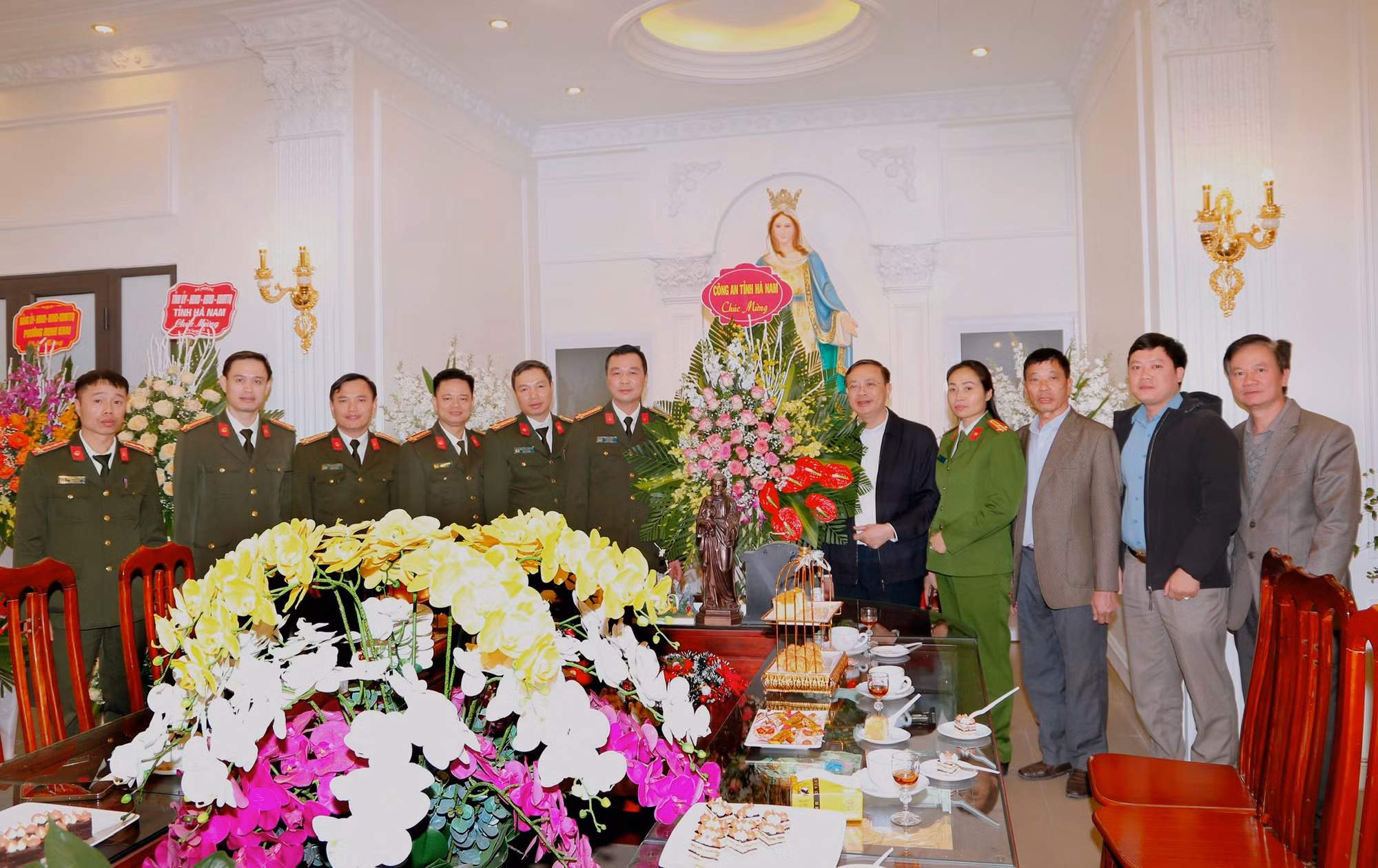 Công an tỉnh Hà Nam thăm, tặng quà chúc mừng các giáo xứ nhân dịp Lễ Giáng sinh 2023 -0
