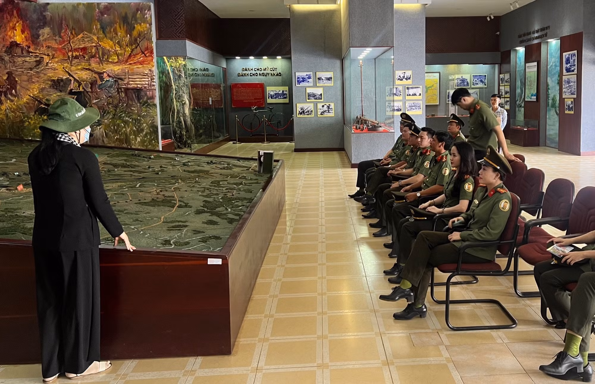 Công an cửa khẩu Cảng HKQT Tân Sơn Nhất về nguồn, thăm tặng quà CBCS các xã biên giới -0