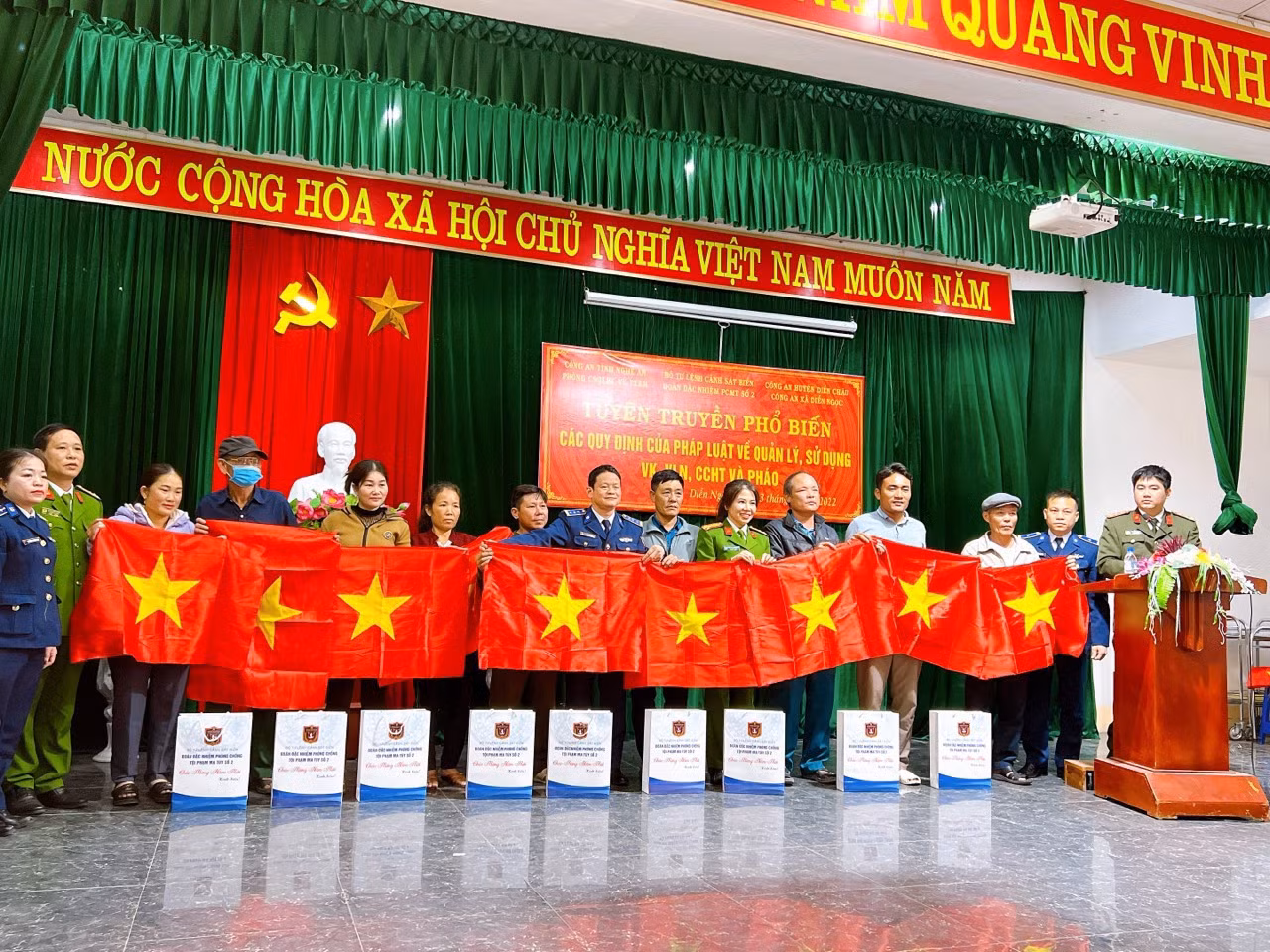 Tặng cờ Tổ quốc cho ngư dân ra khơi dịp năm mới -0