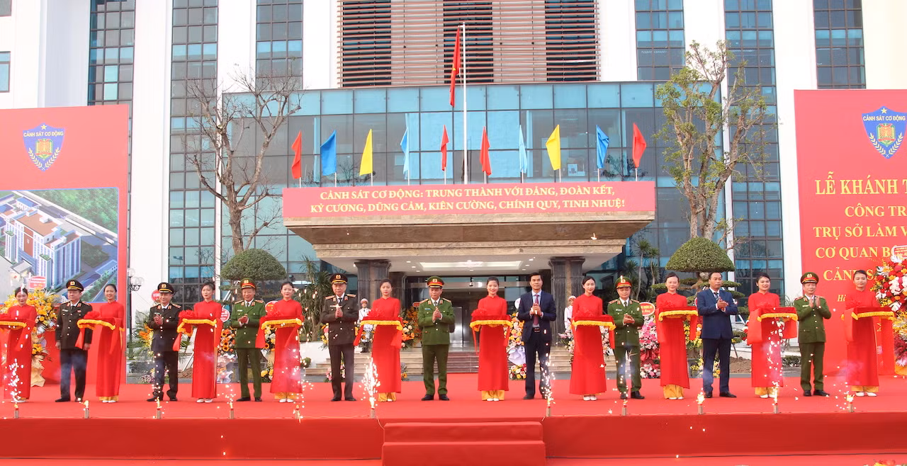 Bộ trưởng Tô Lâm cùng các đại biểu cắt băng khánh thành trụ sở mới Bộ Tư lệnh Cảnh sát cơ động.