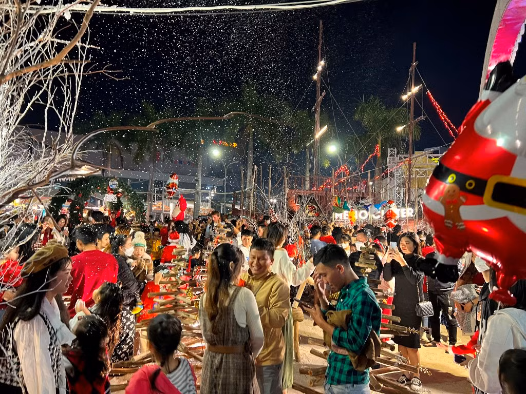 “Nụ cười hạnh phúc” trong đêm Giáng sinh -1