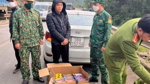 “Đánh” ôtô con lên biên giới chở pháo lậu thì bị bắt