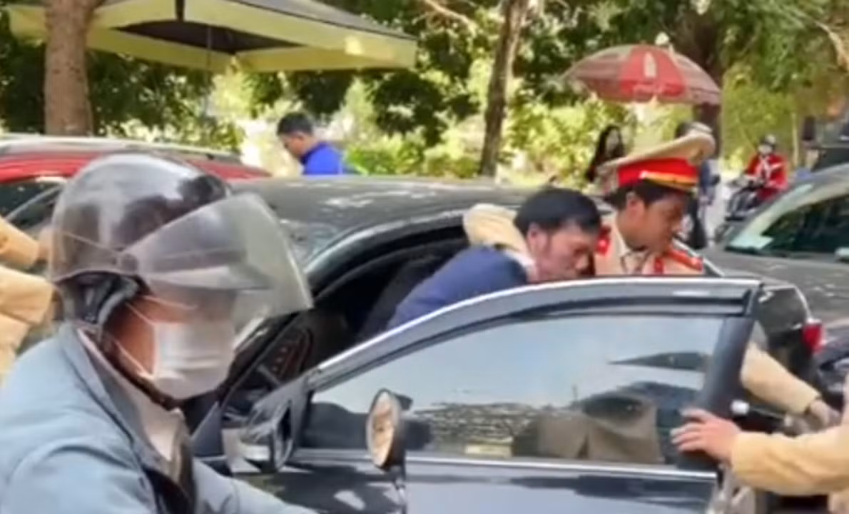 Tài xế taxi hất CSGT lên nắp capo rồi bỏ chạy bị tạm giữ hình sự -0