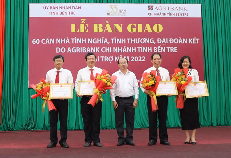 Agribank Bến Tre bàn giao 60 căn nhà an sinh xã hội -0