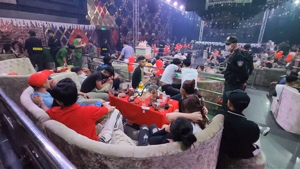 Nhiều dân "bay" tháo chạy khi Công an kiểm tra&nbsp;quán bar