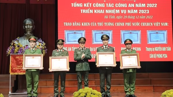 Thứ trưởng Lương Tam Quang biểu dương và chúc mừng Công an Hà Tĩnh trong thực hiện Đề án 06