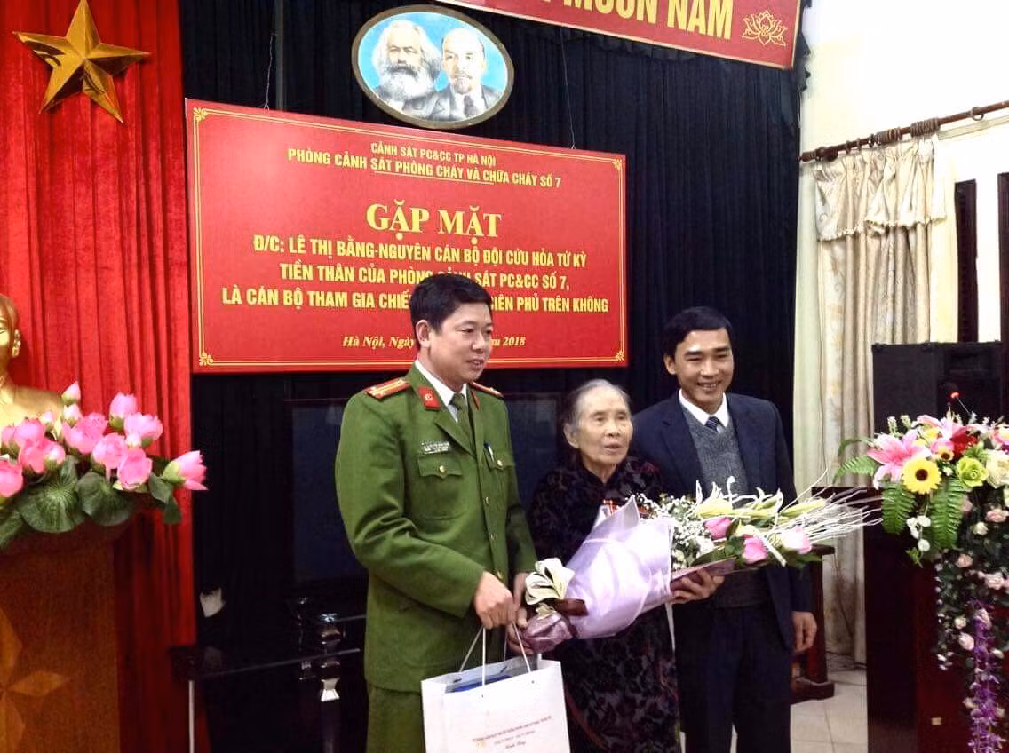 Ký ức 12 ngày đêm khói lửa của nữ chiến sĩ cứu hỏa -0