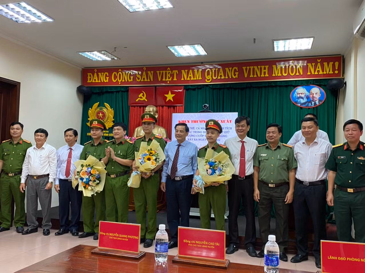 Khen thưởng đột xuất các đơn vị phá án nhanh vụ cướp ngân hàng -0