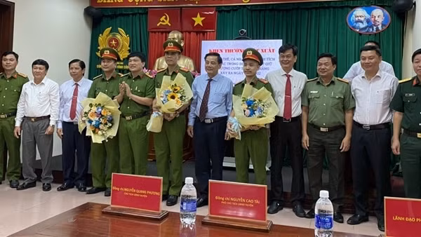 Khen thưởng đột xuất các đơn vị phá án nhanh vụ cướp ngân hàng