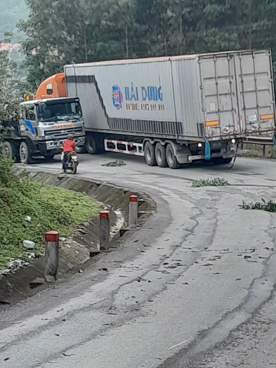 Phương tiện quá khổ quá tải vẫn thông quan vào Việt Nam -0