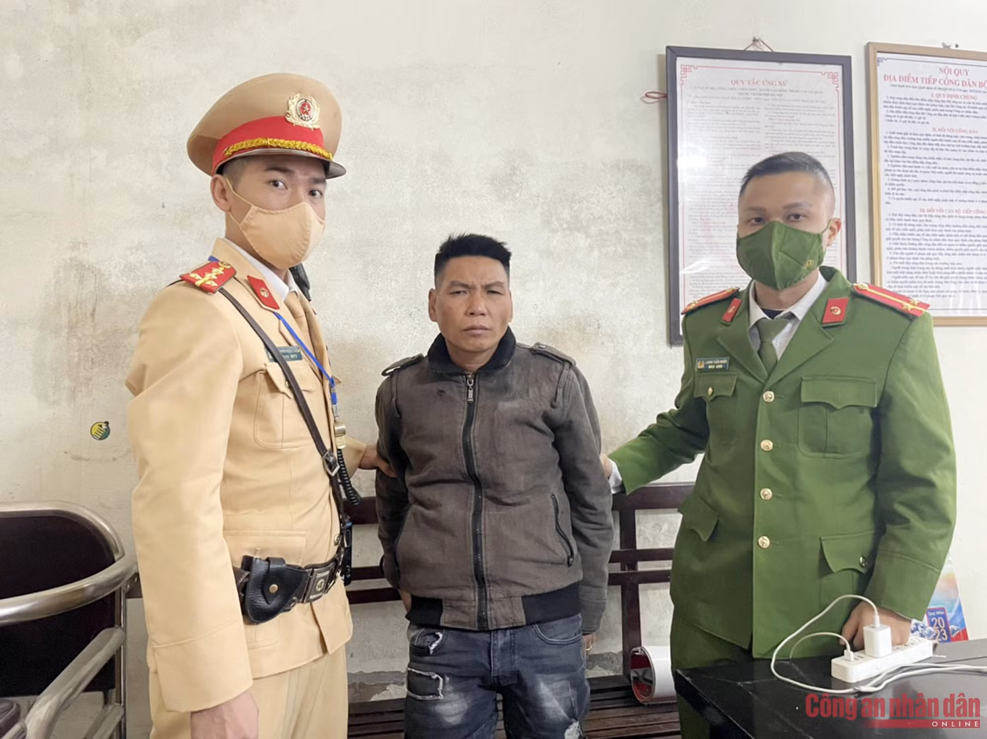 CSGT cùng Công an phường tóm sống tên trộm vừa “ăn hàng” -0