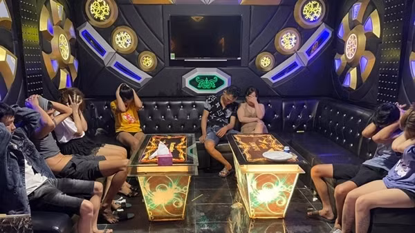 Nhóm nam, nữ “mở tiệc” ma túy ở quán karaoke
