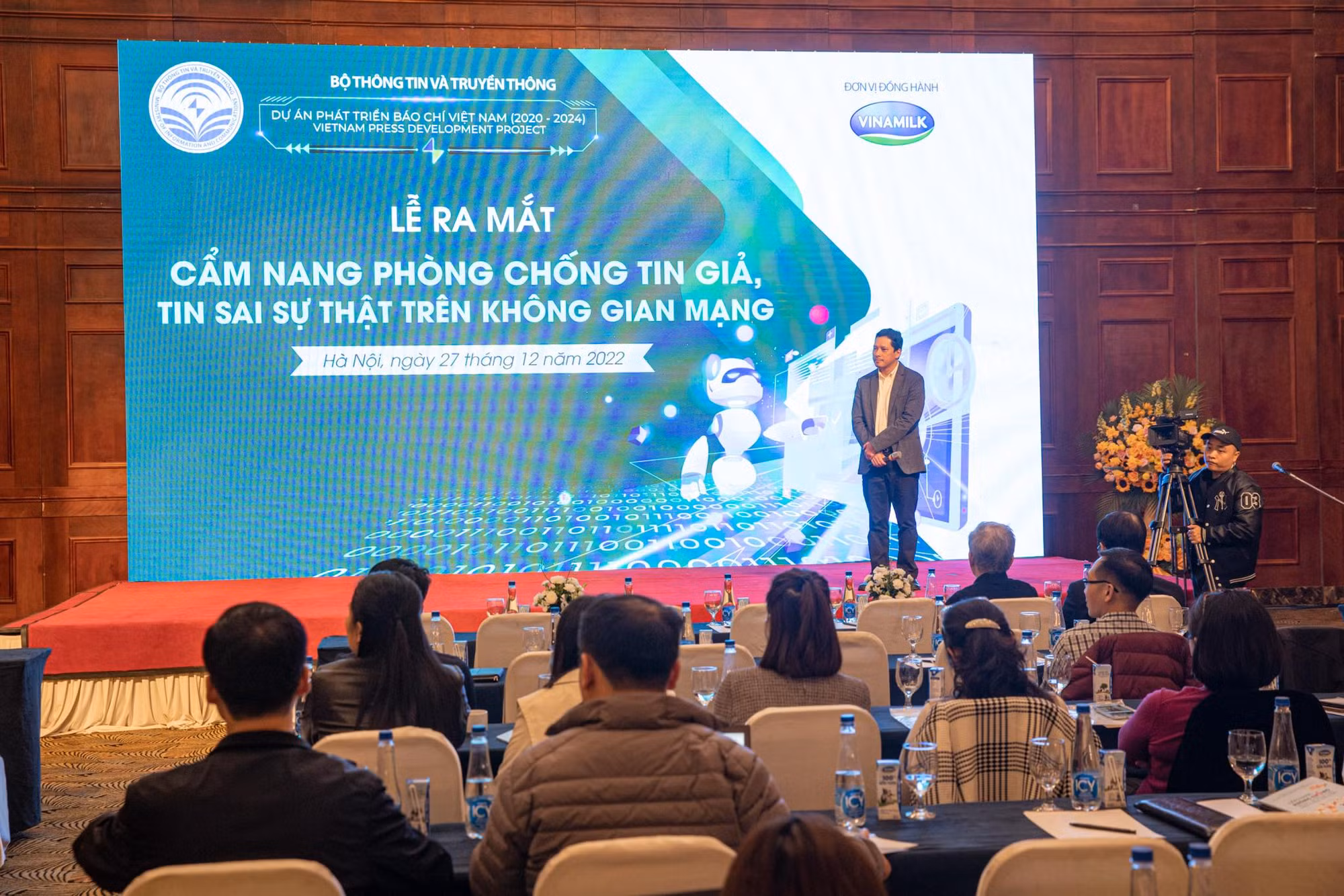 Ra mắt 