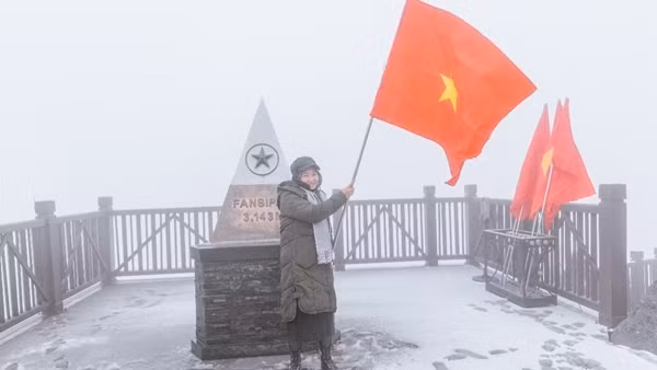 Du khách ngất ngây ngắm tuyết trên đỉnh Fansipan