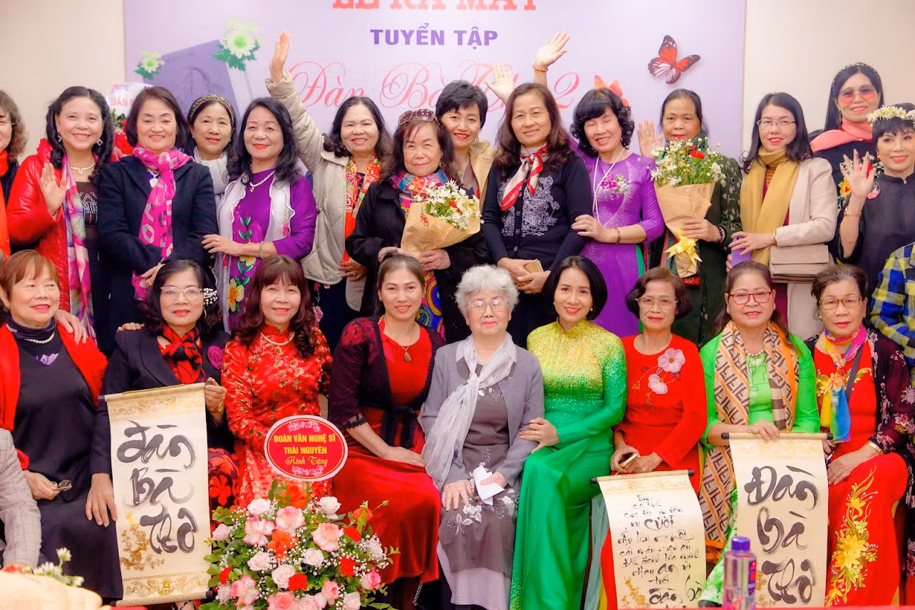 “Đàn bà thơ” Ngôi nhà ấm đón gió thơm về -0