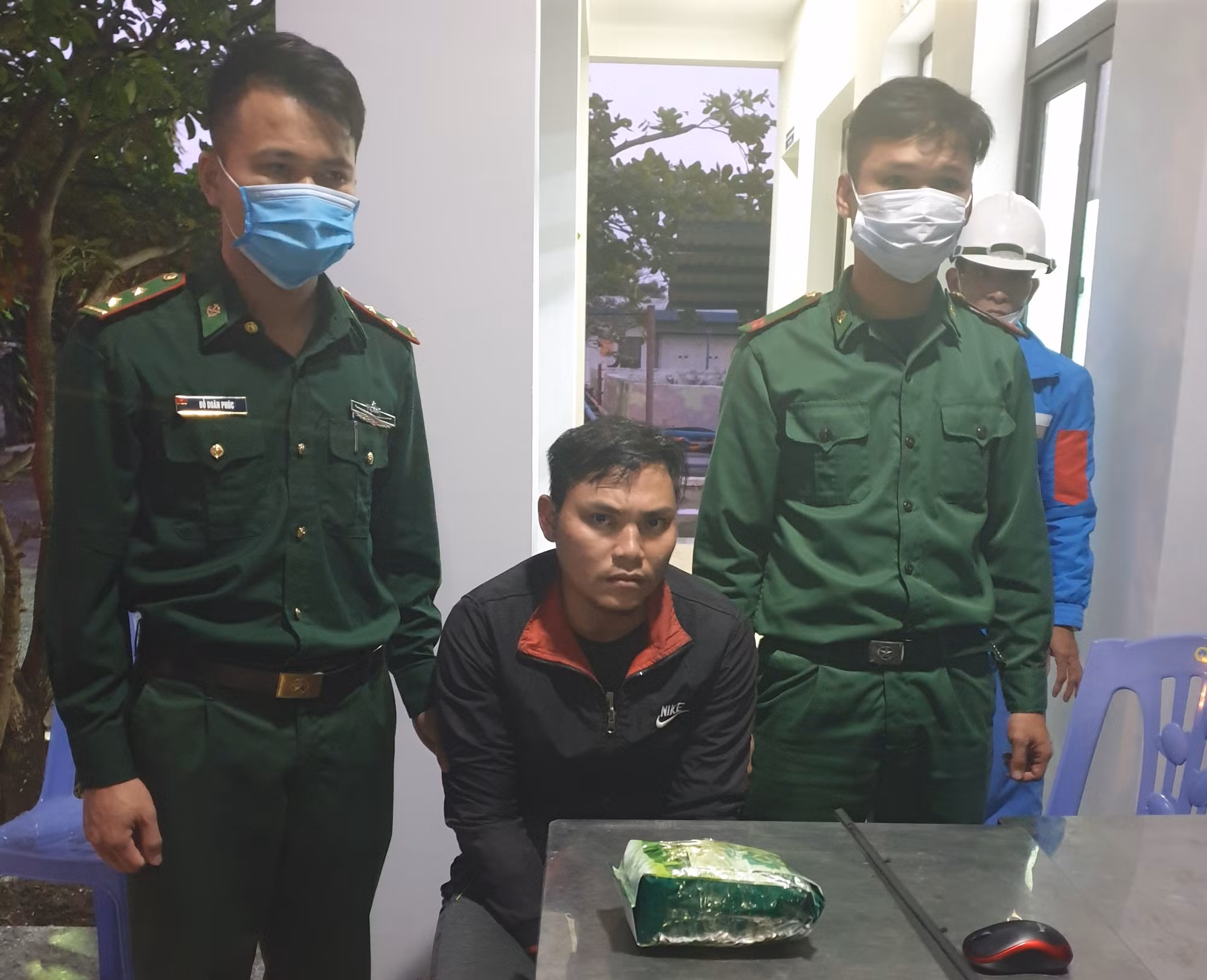 Phát hiện ma túy đá số lượng lớn ngụy trang trong túi trà xanh