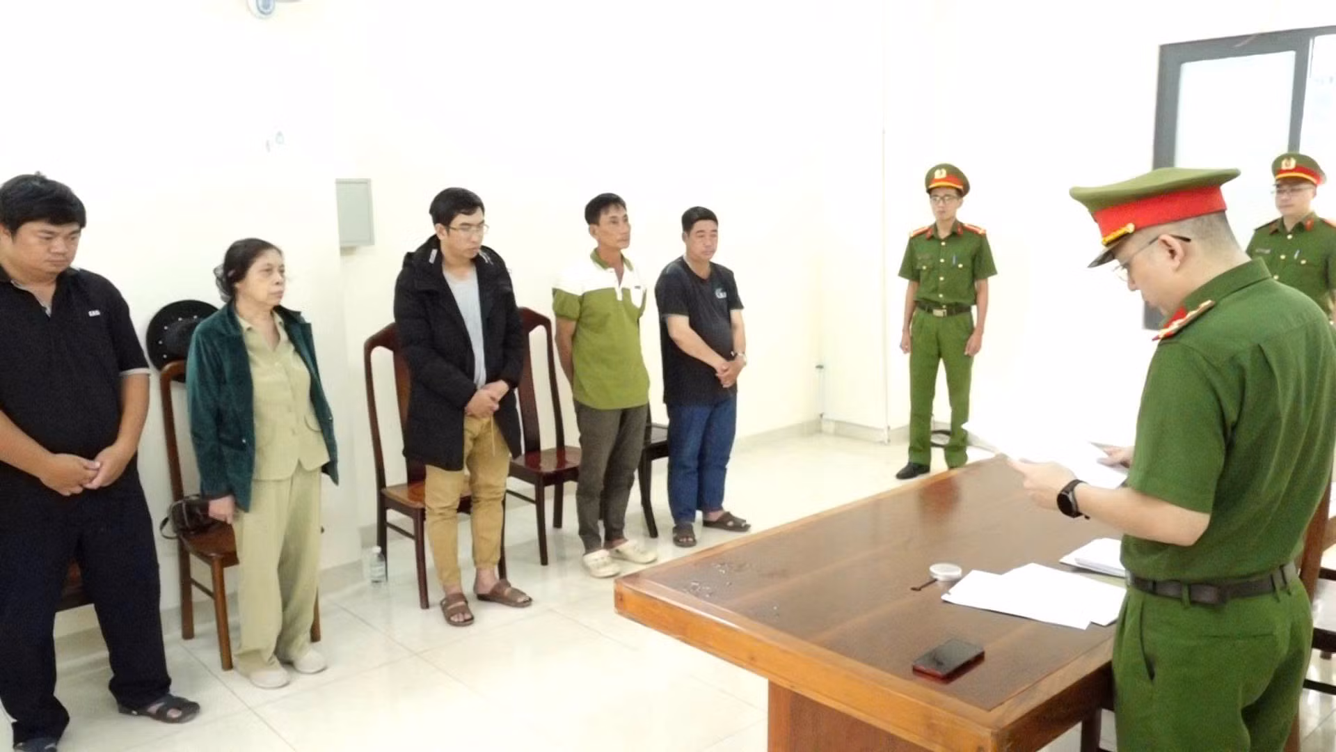 1 người tử nạn trên trụ điện trung thế, 5 người bị khởi tố với 2 nhóm tội danh -0