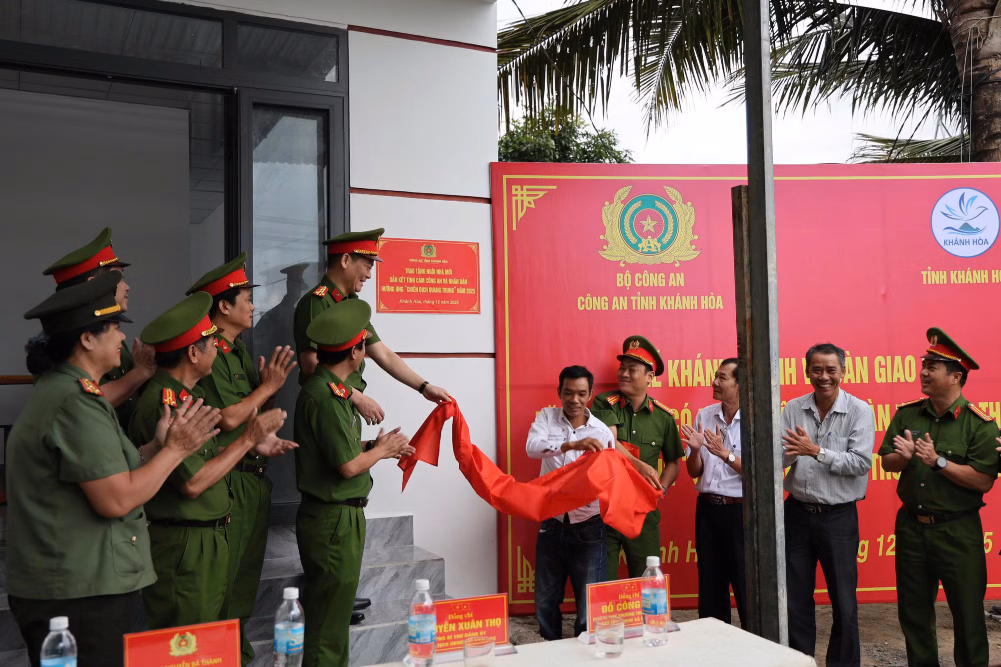 Công an tỉnh Khánh Hòa bàn giao thêm hai căn nhà trong Chiến dịch Quang Trung -0