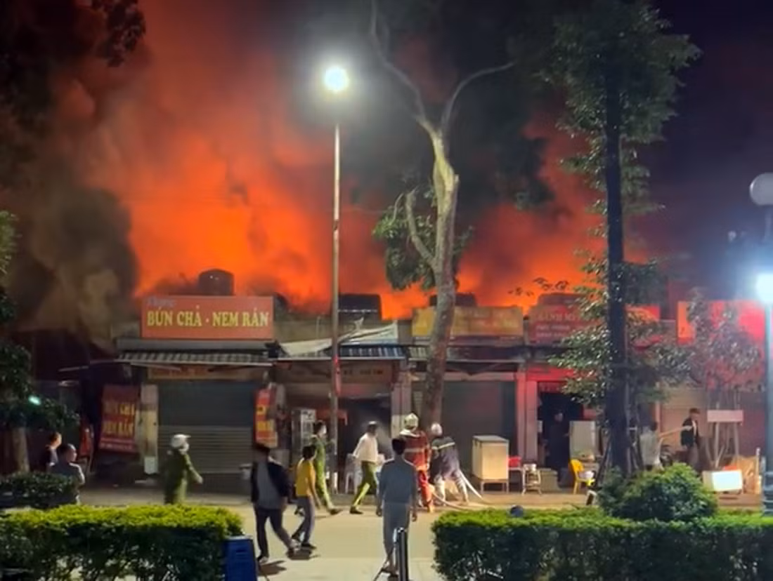Cháy chợ xanh Định Công nhiều hộ dân sơ tán -0