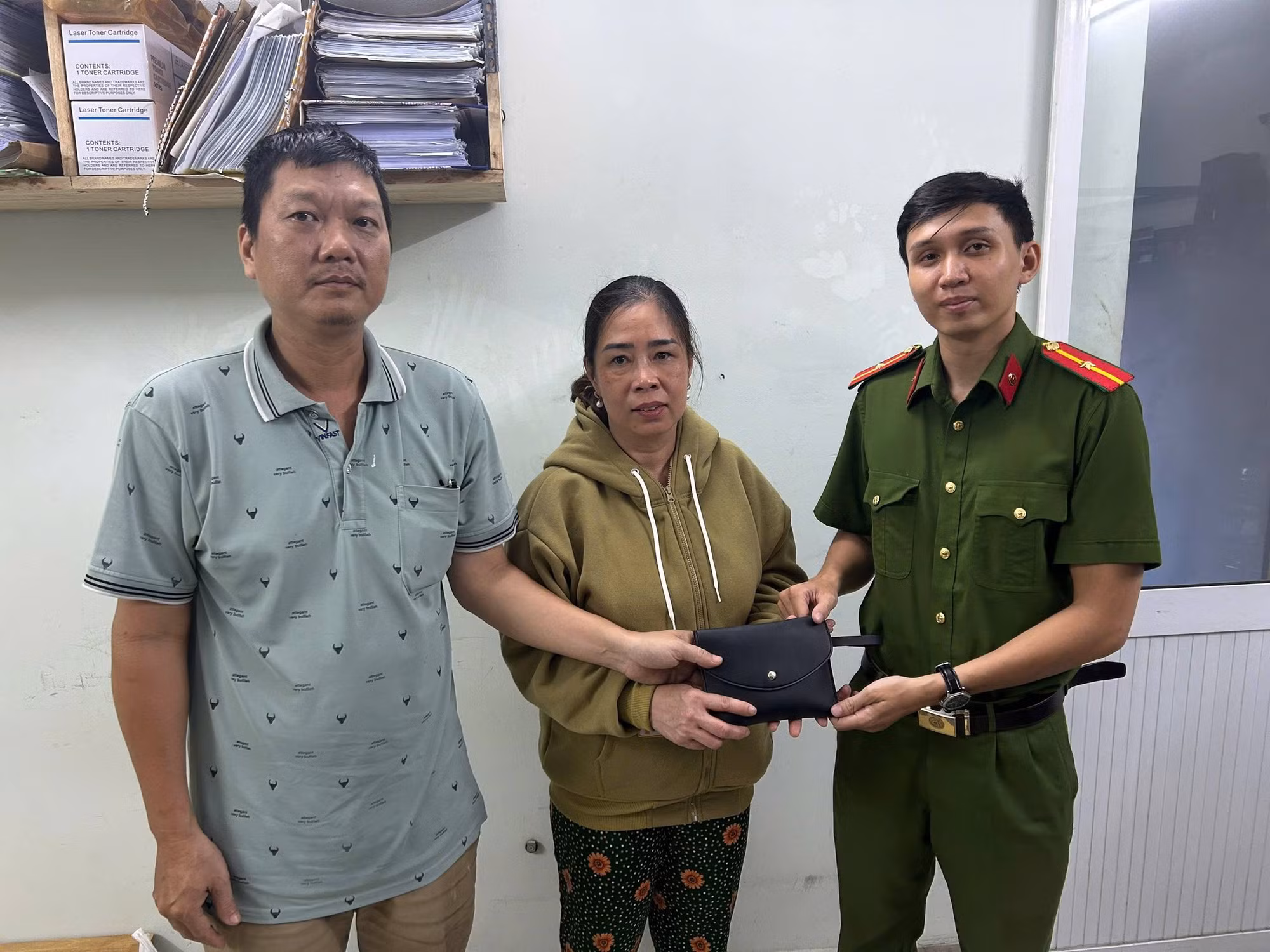 Hành động đẹp “Nhặt được của rơi, trả người đánh mất” -0