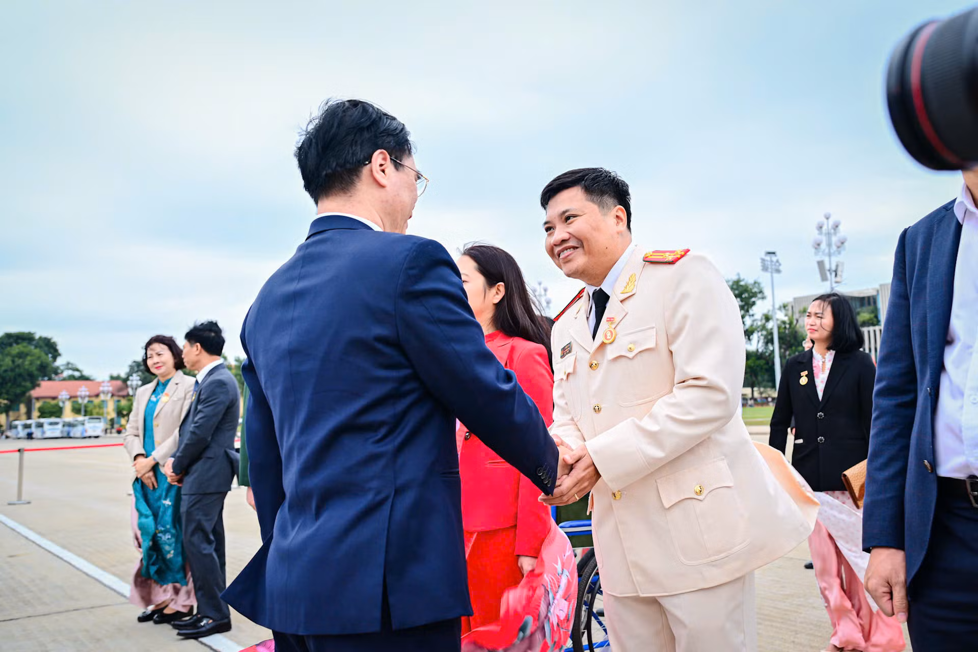 Vinh dự và tự hào khi báo công dâng Bác -0