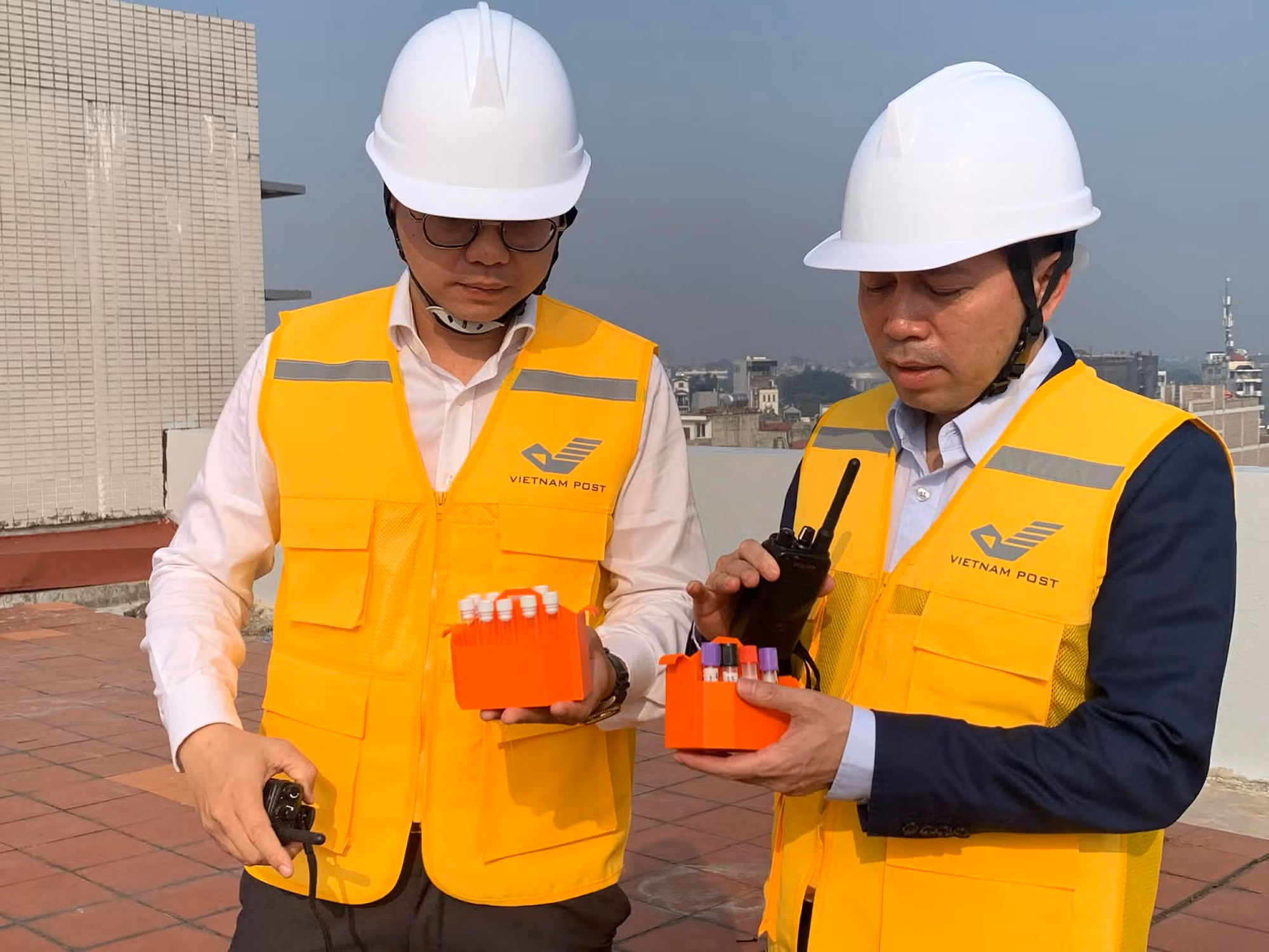 Bệnh viện đầu tiên sử dụng thiết bị không người lái vận chuyển thuốc cấp cứu đến trạm y tế -0