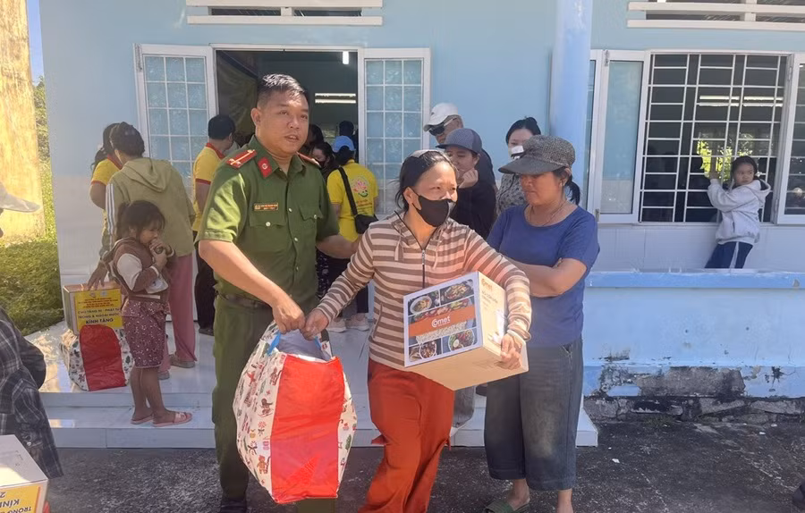 Công an Lâm Đồng trao 515 phần quà cho bà con vùng lũ -0