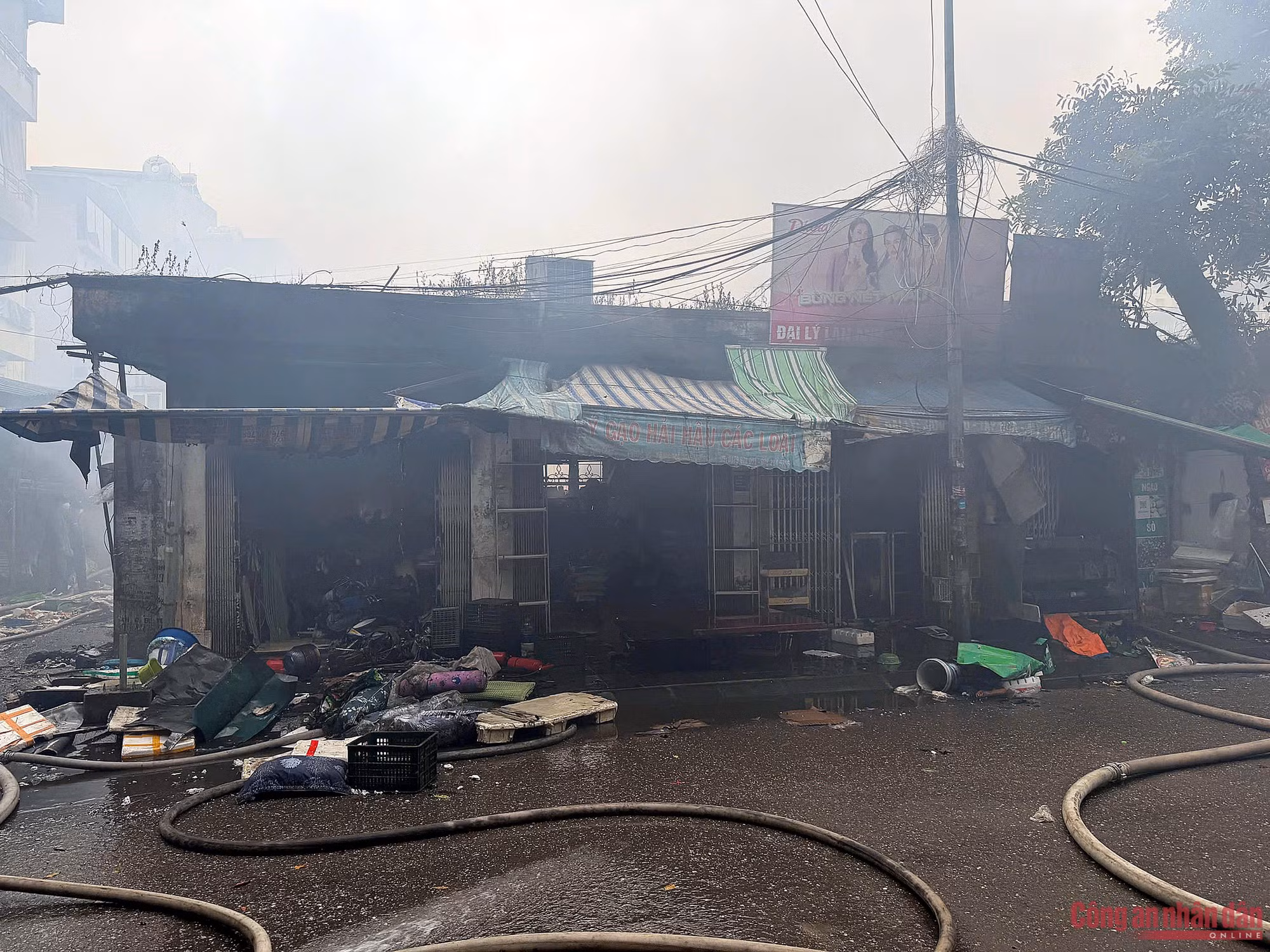 Phá cửa cuốn cứu 4 người mắc kẹt trong căn nhà sát chợ ảnh 4 a6-1766461064921.jpg