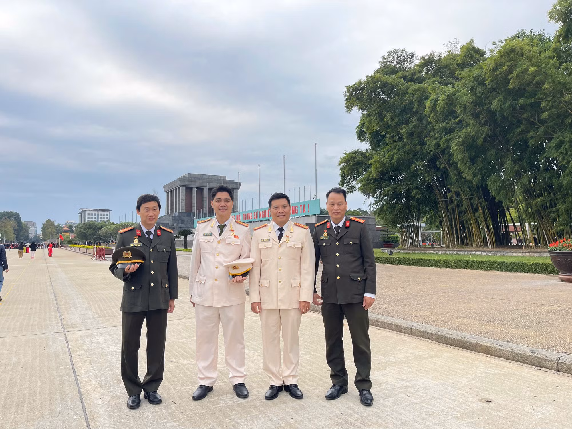 Vinh dự và tự hào khi báo công dâng Bác -0