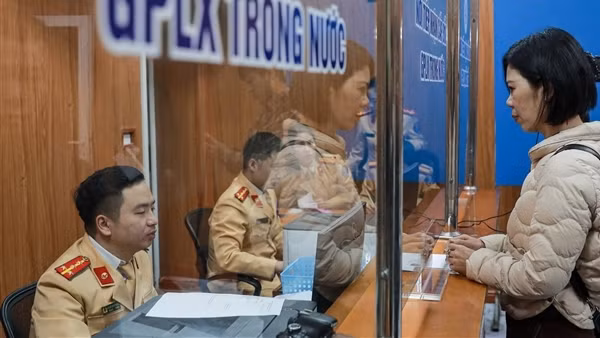 Cục trưởng Cục CSGT cam kết đẩy nhanh tiến độ cấp, đổi GPLX bản cứng trong tháng 1/2026