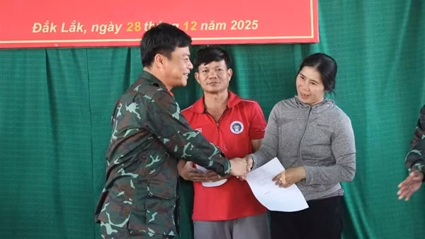 Đắk Lắk bàn giao 5 căn nhà trong “Chiến dịch Quang Trung”