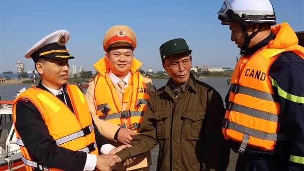 Công an Hà Nội lan tỏa phong trào thi đua “Ba nhất” đến với người dân vạn chài