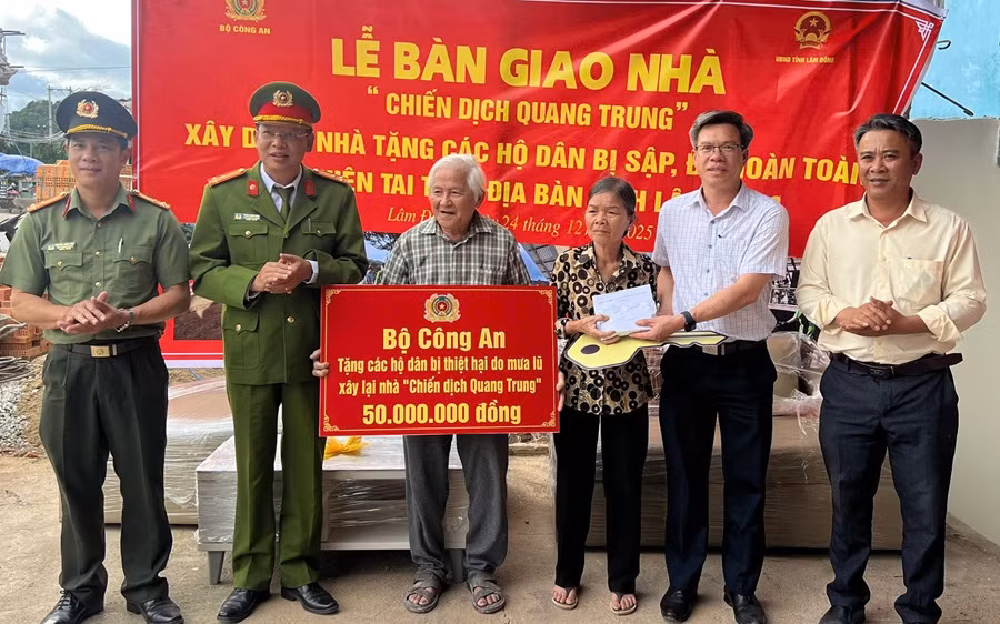 Công an Lâm Đồng bàn giao thêm 3 căn nhà trong “Chiến dịch Quang Trung” -0