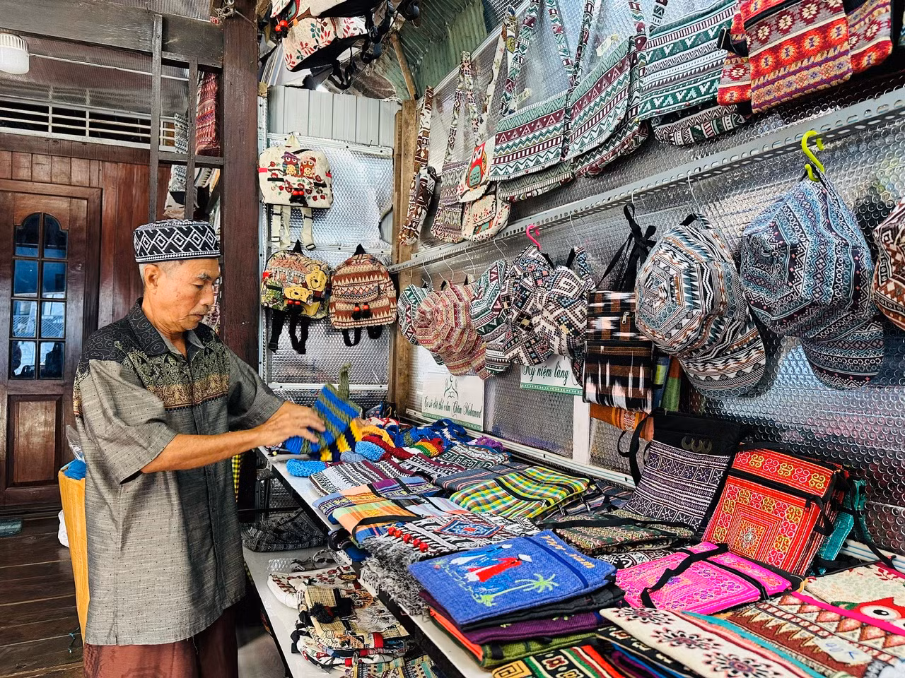 Khám phá làng nghề thổ cẩm Chăm Châu Phong ở An Giang -0