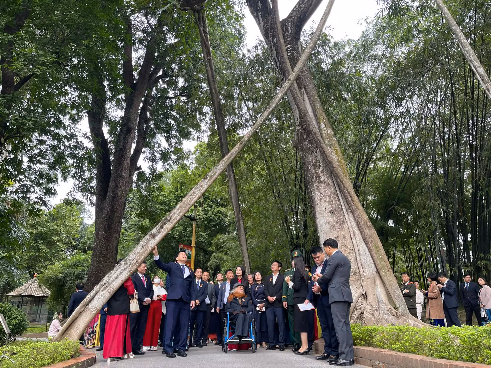 Đoàn đại biểu các điển hình tiêu biểu toàn quốc trong học tập và làm theo tư tưởng, đạo đức, phong cách Hồ Chí Minh báo công dâng Bác -0