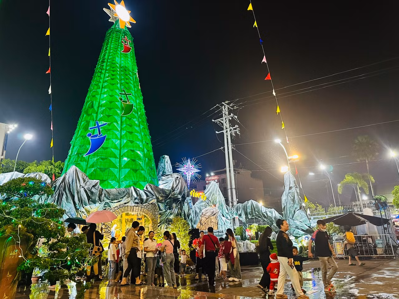 Giữ bình yên mùa Giáng sinh tại Giáo xứ Chánh toà Long Xuyên -1