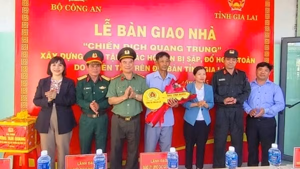 Bàn giao 2 căn nhà “Chiến dịch Quang Trung” đầu tiên ở Gia Lai do Công an xây dựng